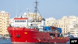 FILE - Kapal Sea-Eye 4 mengangkut para migran yang diselamatkan di laut Mediterania, tiba di pelabuhan Trapani, Sisilia, 07 November 2021. (Giovanni ISOLINO / AFP)