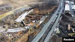 Una vista general del sitio del descarrilamiento de un tren que transportaba desechos peligrosos en East Palestine, Ohio, EEUU, el 23 de febrero de 2023.