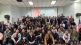 民运人士在洛杉矶台湾会馆举行“六四”35周年纪念活动，活动参与者在现场合影。（2024年4月13日，张木林拍摄）