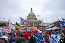 Para pendukung setia Presiden Donald Trump menyerbu Capitol di Washington, 6 Januari 2021. (Foto: Luis Magana/AP Photo)