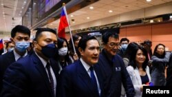 台湾前总统马英九访问中国12天后返台抵达桃园国际机场。（2023年4月7日）