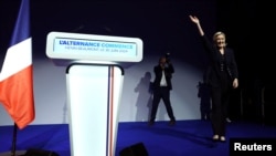 FILE: Marine Le Pen, pemimpin sayap kanan Prancis dan kandidat partai sayap kanan Rassemblement National (RN), melambaikan tangannya di atas panggung usai pengumuman hasil putaran pertama pemilihan awal parlemen Prancis di Henin-Beaumont, 30 Juni 2024. (REUTERS/Yves Herman)