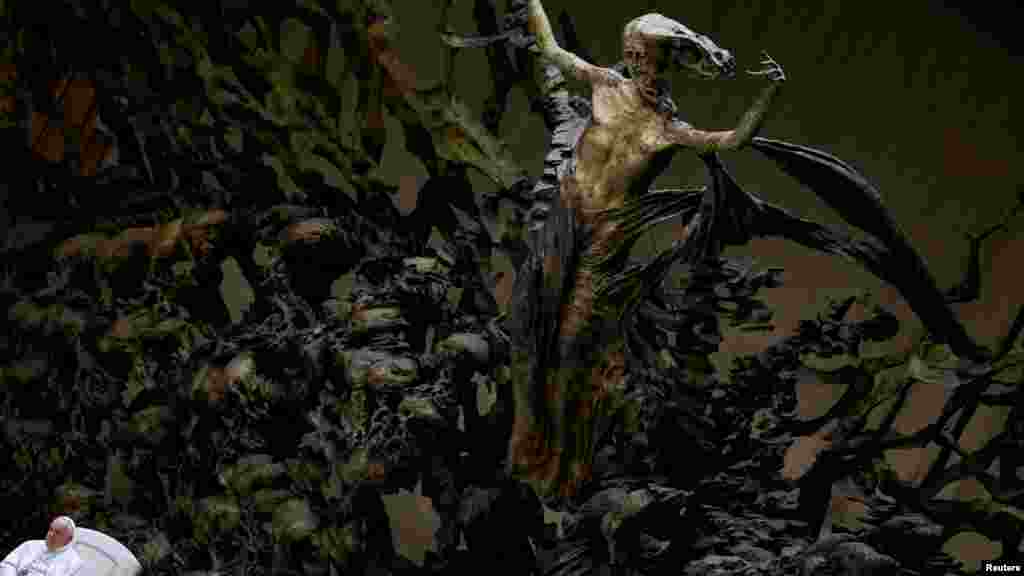 Папата Фрањо ја одржува неделната генерална аудиенција во салата Павле VI во Ватикан.