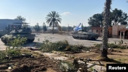 Imagens do exército mostraram tanques com a bandeira israelita a assumir o "controlo operacional" do lado palestiniano da passagem de Rafah. Fotografia cedida à Reuters
