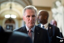 Ketua DPR AS Kevin McCarthy keluar dari ruang sidang menuju kantornya setelah Faksi Republik gagal meloloskan RUU pertahanan, di Capitol, Washington, Kamis, 21 September 2023. (Foto: J. Scott Applewhite/AP Photo)