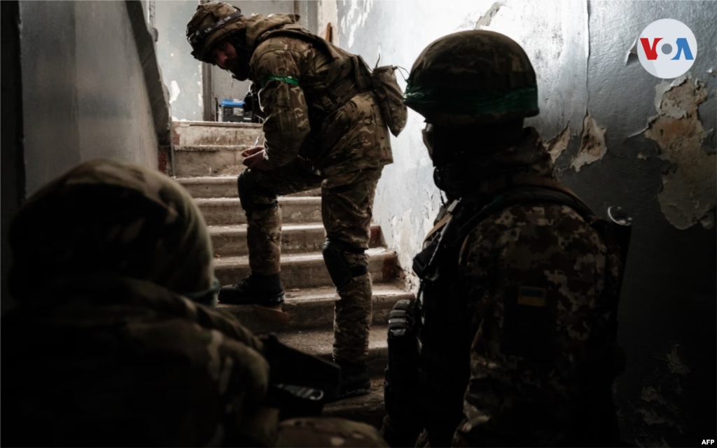 Después que los observadores identifiquen las posiciones rusas, se ordena a los hombres a cargo de morterod ucranianos que salgan de su refugio para ubicarse y disparar al enemigo.