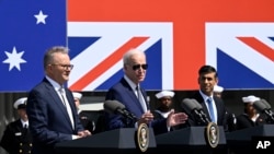 조 바이든 미국 대통령(사진 중앙)이 2023년 3월 미국 샌디에이고에 있는 한 해군 기지에서 리시 수낙 영국 총리(사진 맨 오른쪽), 그리고 앤서니 알바니즈 호주 총리(사진 맨 왼쪽)와 함께 오커스(AUKUS) 체결을 발표하고 있다. (자료사진)