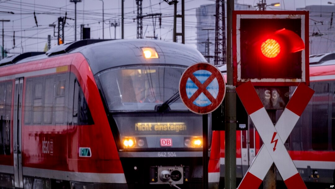 Sebuah kereta berhenti saat lampu lalu lintas menyala merah di luar stasiun kereta pusat di Frankfurt, Jerman, Senin, 11 Maret 2024. Serikat pengemudi kereta api Jerman GDL kembali menyerukan pemogokan mulai Selasa pagi. (AP/Michael Probst)