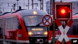 Sebuah kereta berhenti saat lampu lalu lintas menyala merah di luar stasiun kereta pusat di Frankfurt, Jerman, Senin, 11 Maret 2024. Serikat pengemudi kereta api Jerman GDL kembali menyerukan pemogokan mulai Selasa pagi. (AP/Michael Probst)