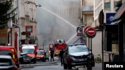 Los bomberos franceses trabajan después de que varios edificios se incendiaran tras una explosión de gas en el quinto distrito de París, Francia, el 21 de junio de 2023.