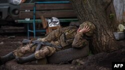یک سرباز اوکراینی در حال استراحت در خط مقدم نبرد در نزدیکی باخموت
