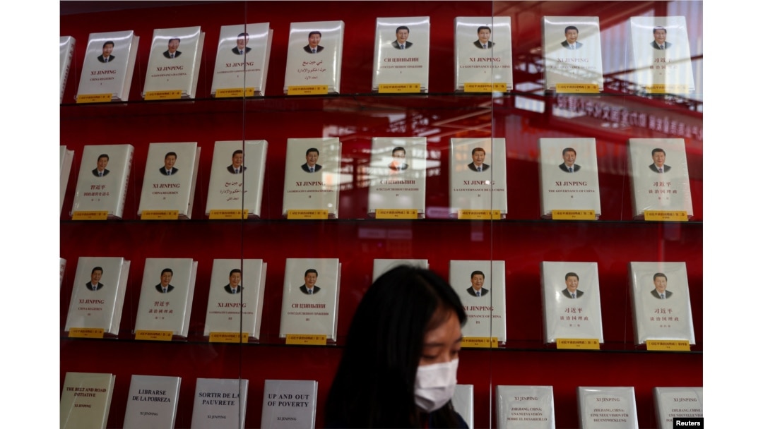 北京舉辦的中國國際服務貿易交易會展廳內擺放的中國領導人習近平著作《習近平談治國理政》中英文版本。(2022年9月1日)