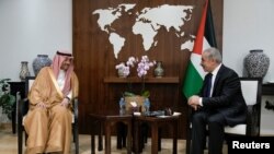 Nayef al-Sudairi, duta besar Arab Saudi pertama untuk Otoritas Palestina (kiri), berbincang dengan Perdana Menteri Palestina Mohammad Shtayyeh di kota Ramallah, Tepi Barat, Rabu, 27 September 2023. (Majdi Mohammed/Pool via REUTERS)