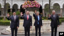 Los presidentes de República Dominicaca, Luis Abinader (de der. a izq); de Ecuador, Guillermo Lasso; de Costa Rica, Rodrigo Chaves y el vicepresidente de Panamá, José Carrizo, durante la cita de la Alianza para el Desarrollo en Democracia en Quito, el 6 de marzo de 2023. 