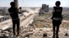 FILE: Para jurnalis mengambil gambar dari atas gedung yang rusak menghadap gedung rumah sakit Al-Salam yang hancur di Khan Yunis, 7 April 2024 setelah Israel menarik pasukan daratnya keluar dari Jalur Gaza selatan. (AFP)