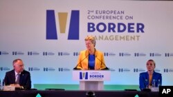 Komisioner Urusan Dalam Negeri Uni Eropa Ylva Johansson memberikan sambutan pada Konferensi Eropa ke-2 tentang Manajemen Perbatasan, di pinggiran kota Vouliagmeni, sebelah tenggara Athena, Yunani, Jumat, 24 Februari 2023. (AP/Michael Varaklas)