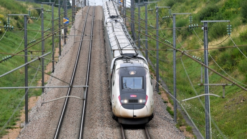 While investigators seek train saboteurs, 
rail travel in France starts returning to normal  