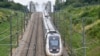 法国波尔多至巴黎的高速火车正在法国北部减速运行。(2024年7月26日)