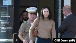 Mayor Marinir Joshua Mast (belakang) dan istrinya, Stephanie, keluar dari gedung Pengadilan Sirkuit di Charlottesville, Virginia, usai pembacaan putusan kontroversial tentang adopsi anak Afghanistan, Kamis, 30 Maret 2023. (Foto: Cliff Owen/AP Photo)