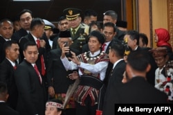 Presiden Joko Widodo foto bersama usai Pidato RAPBN dan Nota Keuangan di Gedung DPR/MPR, Jakarta, Rabu, 16 Agustus 2023. (Foto: Adek Berry/Pool/AFP)