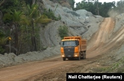 file - Sebuah truk membawa tanah berisi bijih nikel dari tambang ke pelabuhan di Halmahera, 19 Maret 2012. (Neil Chatterjee/REUTERS)