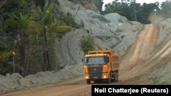 Sebuah truk membawa tanah berisi bijih nikel dari tambang ke pelabuhan di Halmahera, 19 Maret 2012. (Foto: REUTERS/Neil Chatterjee)