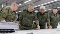 Rusya Savunma Bakanlığı tarafından yayınlanan videoda Şoygu, askeri bir uçakta inceleme yaparken ve Ukrayna savaşına katılan birlikleri ziyaret ederken görülüyor