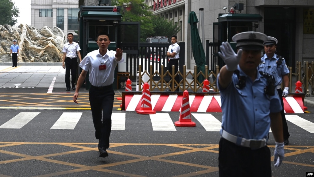 中国警察与保安人员在举行中共三中全会的京西宾馆外执勤（2024年7月15日）