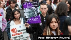 Aktivis mengadakan unjuk rasa untuk mendukung hak-hak perempuan pada Hari Perempuan Internasional di Almaty, Kazakhstan, 8 Maret 2023. (Foto: REUTERS/Pavel Mikheyev)