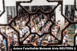Para jemaah melaksanakan salat Jumat di Masjid Agung Mahmud Badaruddin Jayo Wikramo di Palembang, Sumatera Selatan, Jumat, 15 Maret 2024. (Foto: Antara Foto/Nova Wahyudi/via Reuters)