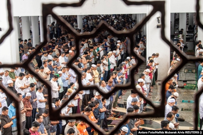 Para jemaah melaksanakan salat Jumat di Masjid Agung Mahmud Badaruddin Jayo Wikramo di Palembang, Sumatera Selatan, Jumat, 15 Maret 2024. (Foto: Antara Foto/Nova Wahyudi/via Reuters)