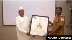 Shugaban Hukumar NDLEA da Jam'in da ya samu lambar yabo, Francis Igonoh