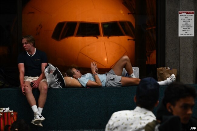 Los pasajeros esperan vuelos retrasados y cancelados fuera de la isla mientras miles de pasajeros quedaron varados en el aeropuerto de Kahului después de los incendios forestales en el oeste de Maui en Kahului, Hawái, el 9 de agosto de 2023.