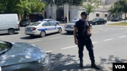 Pripadnici policije obezbeđuju prostor ispred Ambasade Izraela nakon napada na pripadnika Žandarmerije koji je obezbeđivao zgradu, u naselju Dedinje, u Beogradu, 29. juna 2024. (Foto: Glas Amerike/Stefan Miljuš)