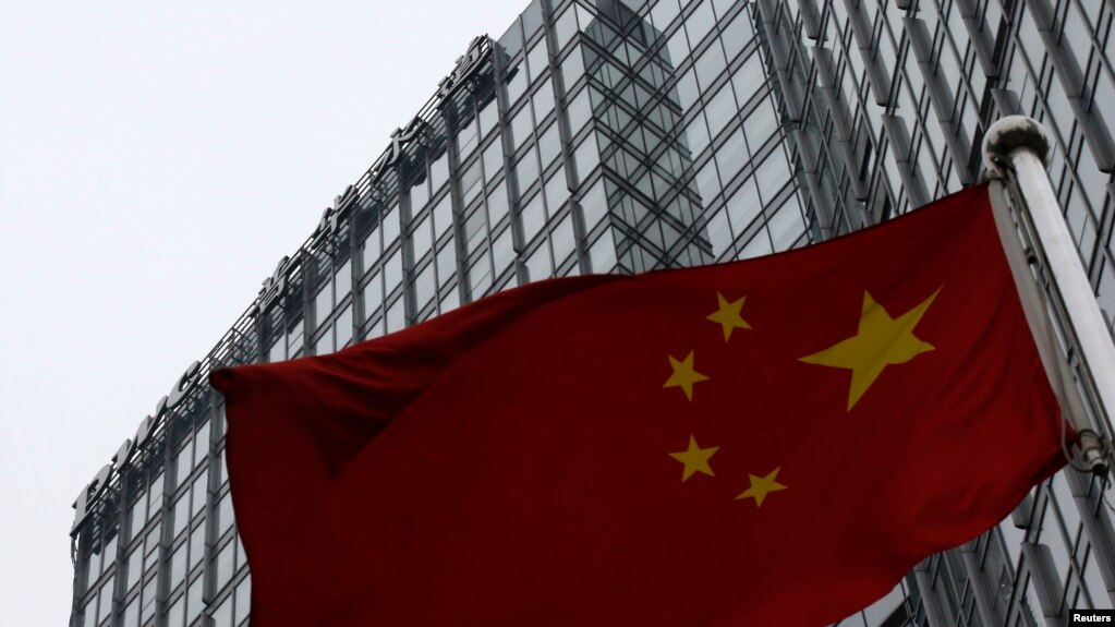 资料照片：中华人民共和国的国旗竖立在普华永道分部所在的北京一座大楼前。 (2014年1月24日)(photo:VOA)