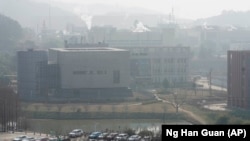 Laboratorium di Lembaga Virologi Wuhan setelah menerima kunjungan tim Organisasi Kesehatan Dunia (WHO) di Wuhan, Provinsi Hubei, 3 Februari 2021. (Foto: Ng Han Guan/AP Photo)