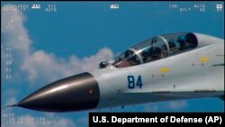 美国国防部2023年10月17日解密中国解放军胁迫和危险拦截行为的图像和视频，2022年6月8日中国军机在太平洋国际空域拦截美国军机。自2021年秋季以来，已有超过180起此类事件。
