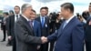 中国国家主席习近平在哈萨克斯坦阿斯塔纳机场受到哈萨克斯坦总统卡瑟姆若马尔特·托卡耶夫的欢迎。(2024年7月2日)