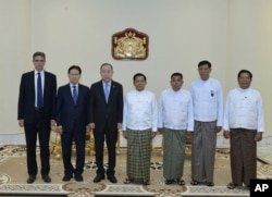 Jenderal Senior Min Aung Hlaing, tengah, kepala dewan militer, berfoto bersama dengan Ban Ki Moon, ketiga dari kiri, mantan Sekretaris Jenderal PBB, dalam pertemuan mereka pada Senin, 24 April 2023, di Naypyitaw, Myanmar. (Foto: via AP)