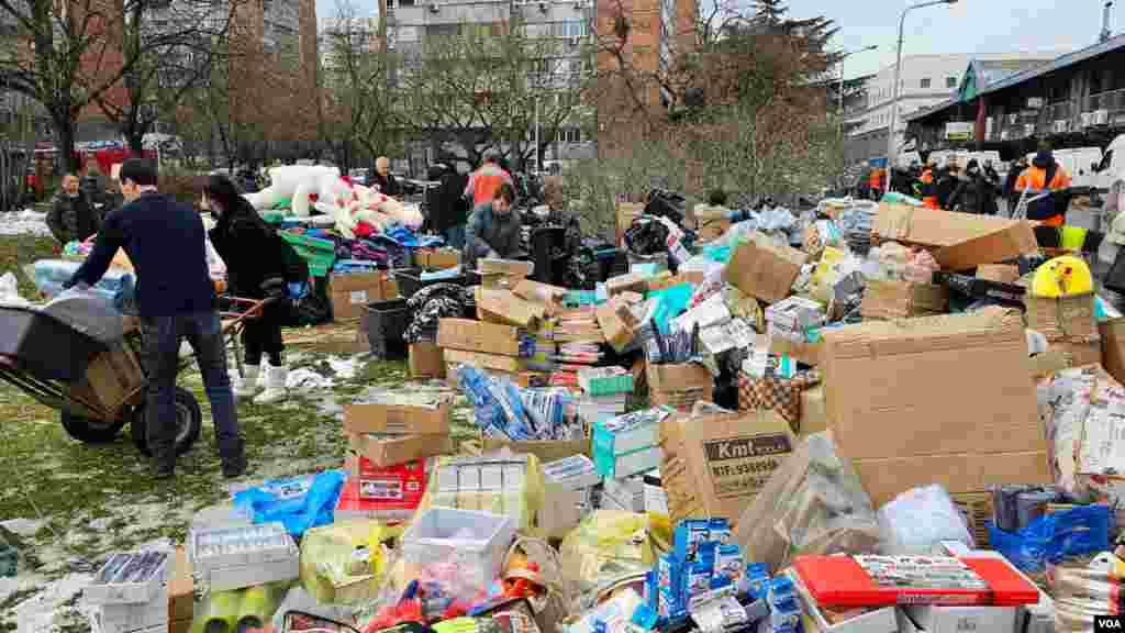 Kineski radnici i vlasnici lokala pored spasene robe iz radnji u tržnom centru u Bloku 70