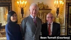 ဒေါ်အောင်ဆန်းစုကြည်ရဲ့ စီးပွားရေးအကြံပေး Sean Turnell တို့ ဇနီးမောင်နှံ ဗြိတိန်ဘုရင် ချားလ်စ်ကို သွားရောက်ဂါရဝပြု (Courtesy: Sean Turnell )