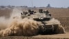 ایک اسرائیلی ٹینک غزہ کی جانب بڑھ رہا ہے۔ 5 جون 2024