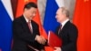 Ruski predsjednik Vladimir Putin i kineski predsjednik Xi Jinping rukuju se dok razmjenjuju dokumente tokom ceremonije potpisivanja nakon razgovora u Velikoj palati Kremlja u Moskvi, 21. marta 2023.