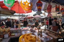 Lentera tradisional yang dikenal dalam bahasa Arab sebagai "Fanous Ramadan" dipajang untuk dijual di pasar Shorja di pusat Bagdad, 7 Maret 2024, menyambut bulan suci Ramadan. (AHMAD AL-RUBAYE / AFP)