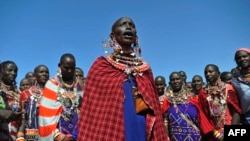 Wanawake wa Kimaasai wakiimba wakati wa kutawazwa kwa kiongozi wa rika wa kundi la Morani