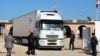 Les douanes tunisiennes contrôlent un camion libyen après son passage en Tunisie par la frontière de Ras Jedir avec la Libye, le 7 avril 2014. (Photo par Fathi NASRI / AFP)