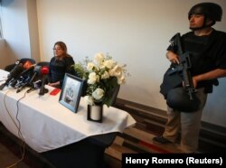 Veronica Sarauz, janda capres Ekuador Fernando Villavicencio, memberi keterangan pers di sebuah hotel di Quito, Ibu Kota Ekuador, Sabtu, 12 Agustus 2023. Villavicencio tewas ditembak usai kampanye pekan lalu.(Foto: Henry Romero/Reuters)