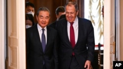 Menteri Luar Negeri Rusia Sergey Lavrov, kanan, dan Wang Yi di Moskow, Rusia, 22 Februari 2023. (Foto: via AP)