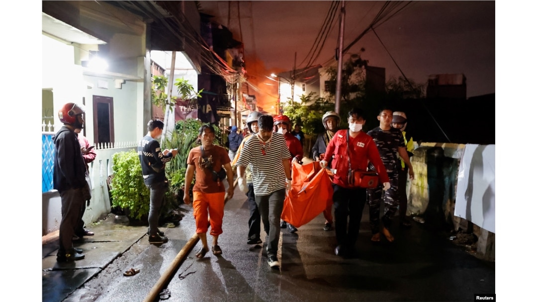 Tim penyelamat membawa kantong jenazah korban kebakaran di stasiun penyimpanan bahan bakar yang dioperasikan oleh Pertamina, di kawasan Plumpang, Jakarta, 3 Maret 2023. (REUTERS/Willy Kurniawan)