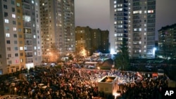 Тысячи белорусов собрались во дворе "Площадь Перемен" 12 ноября 2020 года после того, как стало известно о гибели Романа Бондаренко. Фото AP.